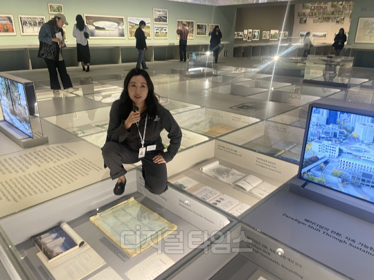 '정영선: 이 땅에 숨 쉬는 모든 것을 위하여'전시를 기획한 이지회 학예연구사가 작품 설명을 하고 있다. 사진=박은희 기자